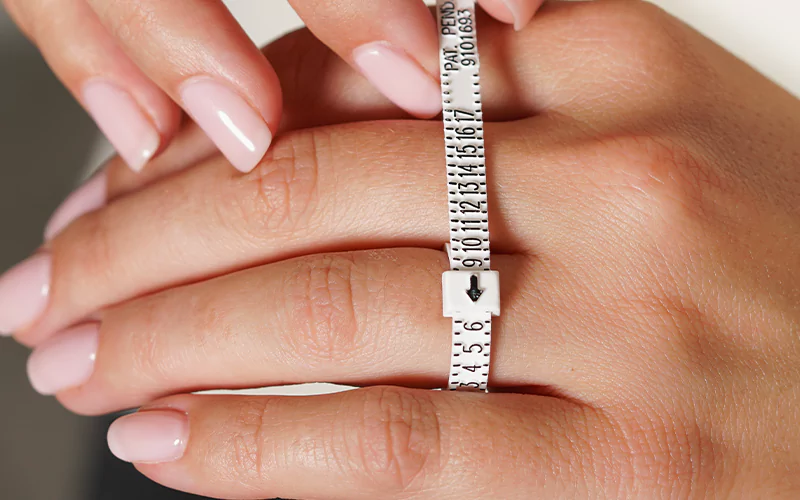 measuring the finger for ring